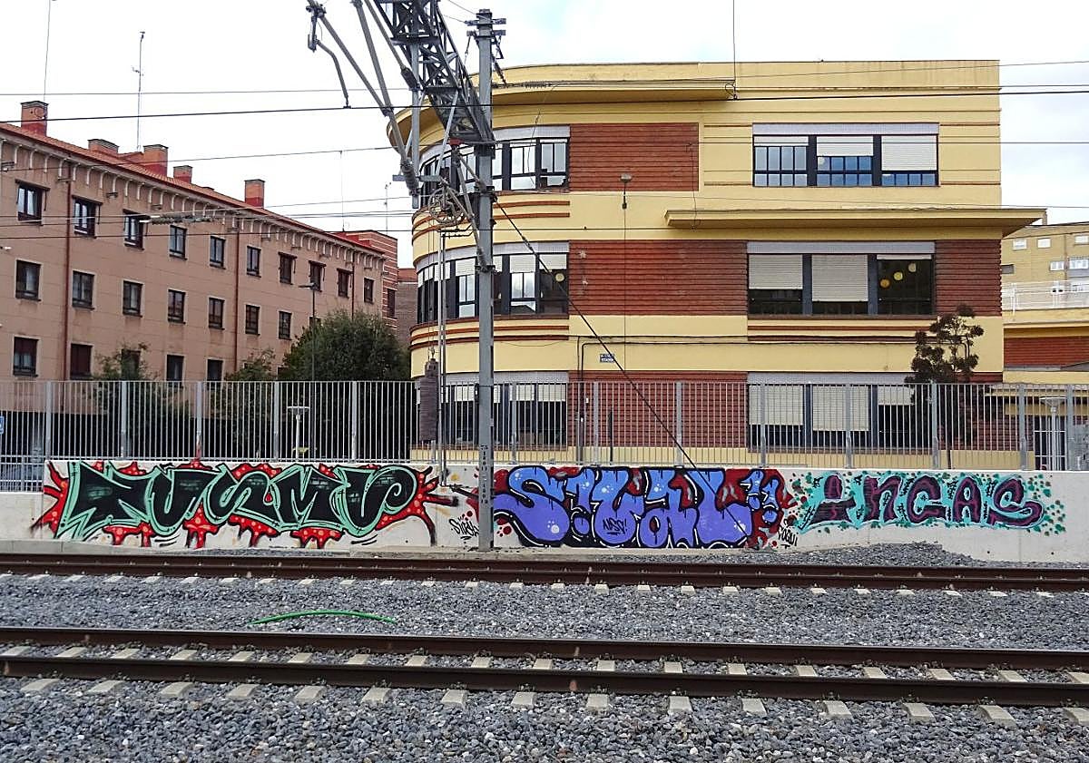 Imagen principal - Pïntadas en torno al paso peatonal de Padre Claret.